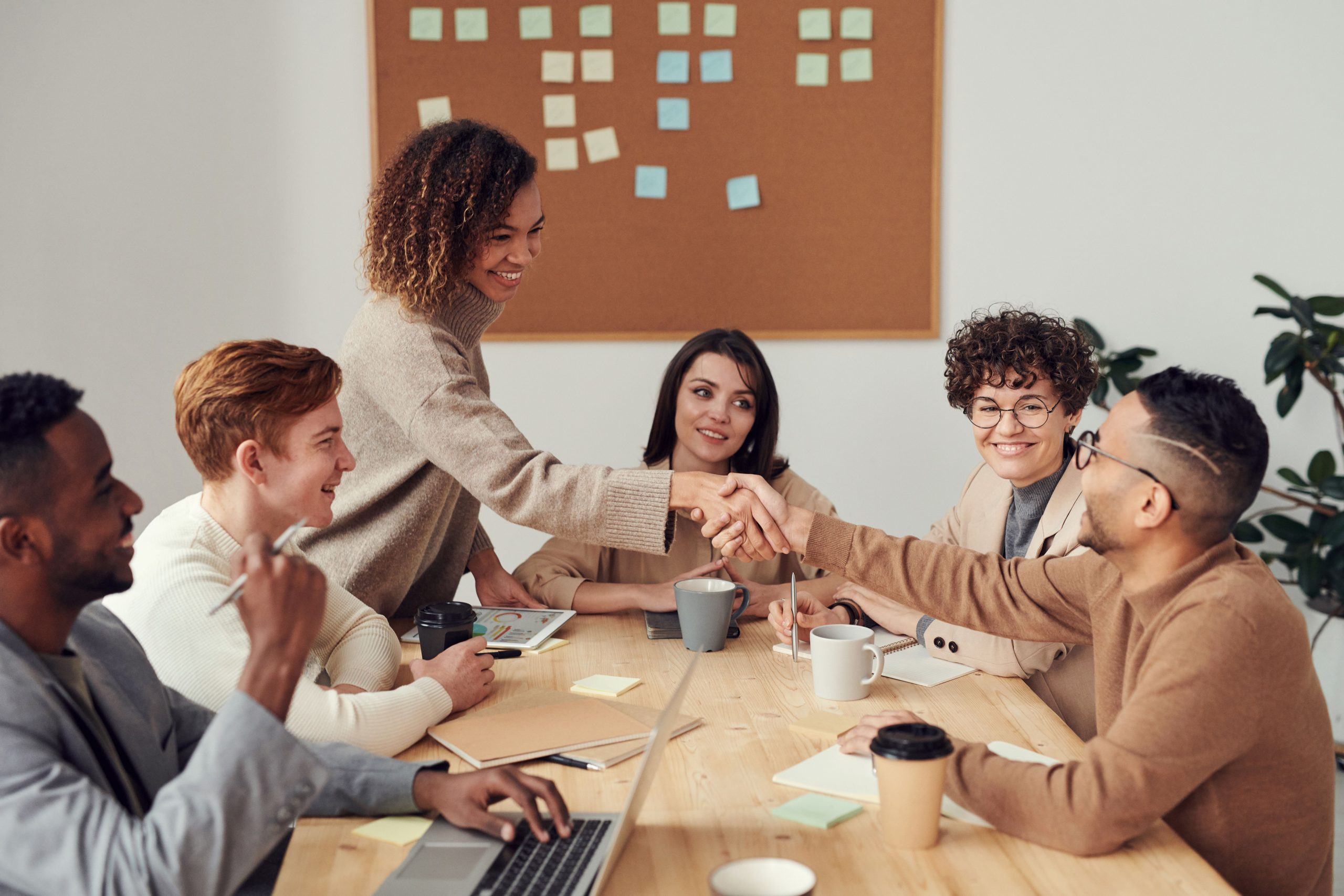 Équipe en formation autour d’un tableau blanc pour apprendre à utiliser l’intelligence artificielle en entreprise