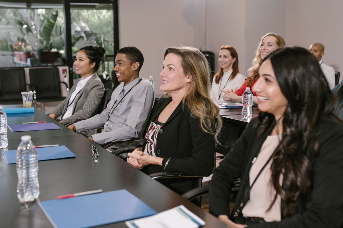 Participants à un atelier IA pratique en entreprise autour d'un formateur