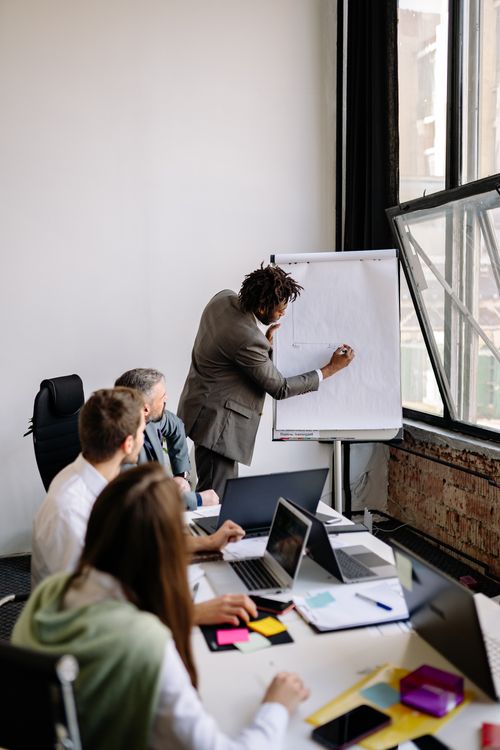 Dirigeant construisant une roadmap IA avec son équipe en entreprise