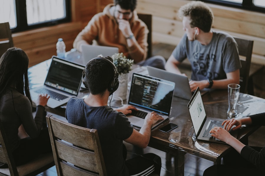 Équipe travaillant sur une architecture documentaire collaborative SharePoint et Teams