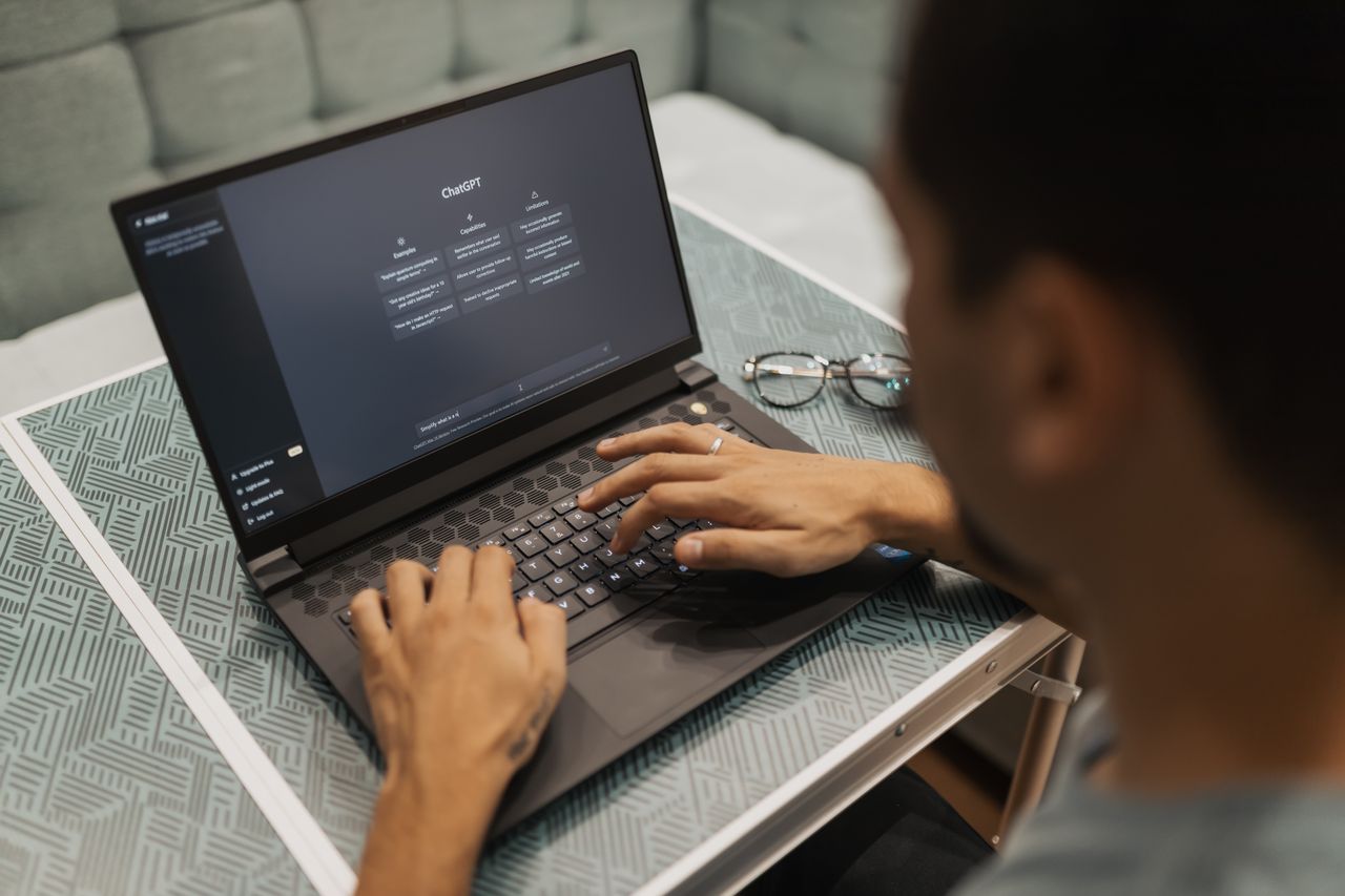 Interface de création d'application web sans code illustrant le No-Code et l'IA en PME