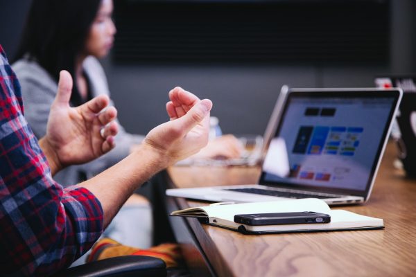 Équipe en réunion collaborant sur une stratégie d'intégration de l'intelligence artificielle