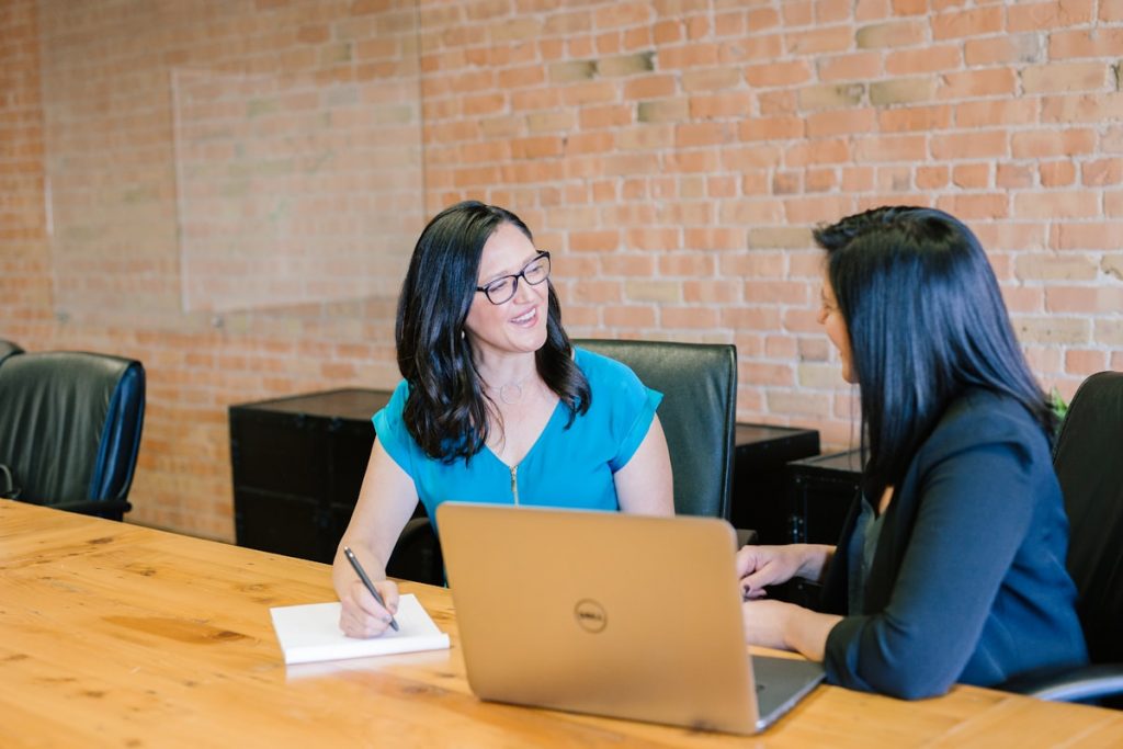 Commercial en rendez-vous de négociation et closing client